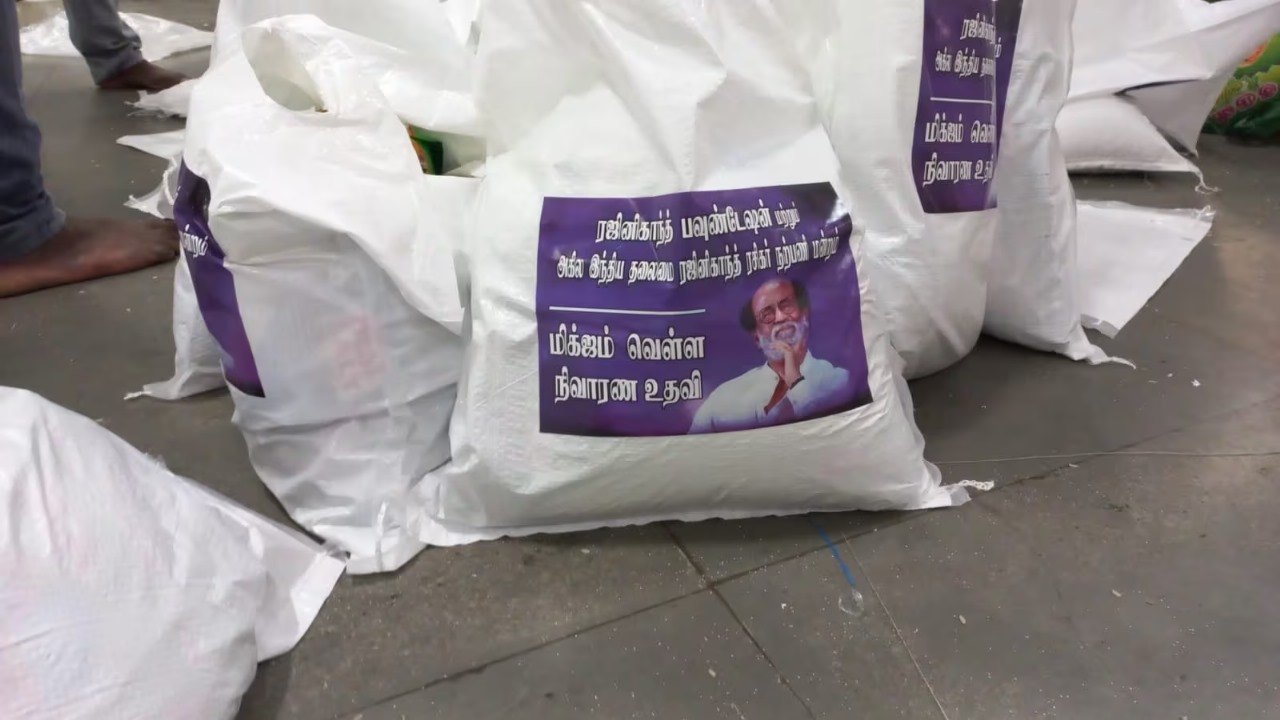 வெள்ள நிவாரண பணிகளை தொடங்கிய ரஜினி..... லாரி லாரியாக செல்லும் நிவாரண பொருட்கள்!