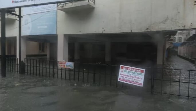 வெள்ளத்தில் மிதக்கும் வேளச்சேரி... மிரட்டி எடுக்கும் மிக்ஜம் புயல்!