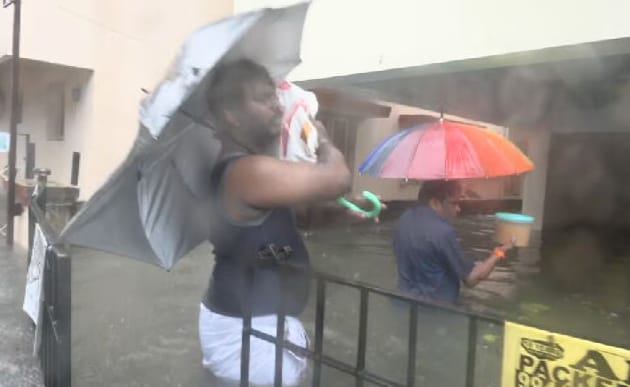 வெள்ளத்தில் மிதக்கும் வேளச்சேரி... மிரட்டி எடுக்கும் மிக்ஜம் புயல்!