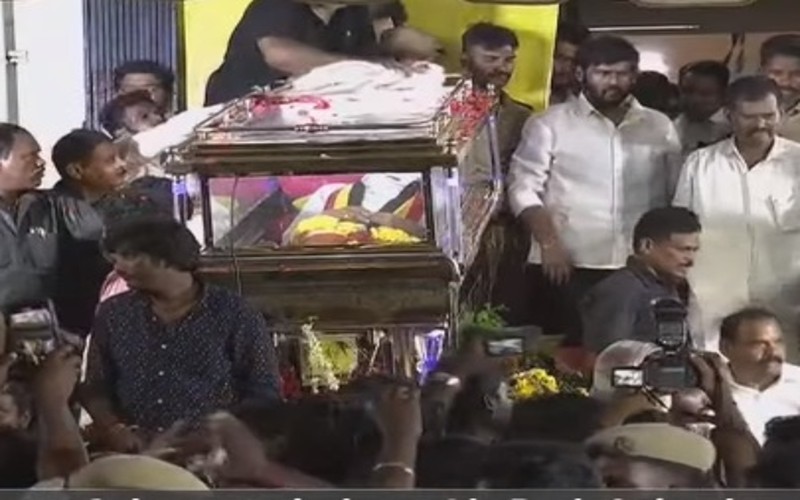 தீவுத்திடலில் வைக்கப்படும் விஜயகாந்தின் உடல்!