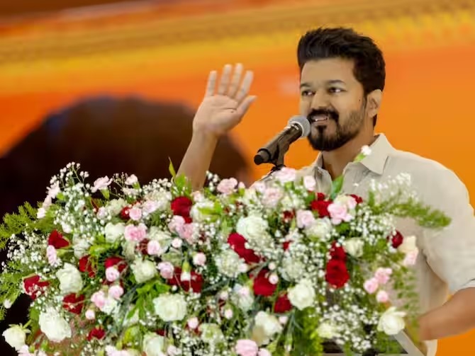 விஜய் கால்ஷீட்டுக்காக வரிசை கட்டி நிற்கும் இயக்குனர்கள்... ஷாக் கொடுக்கப் போகிறாரா விஜய்?