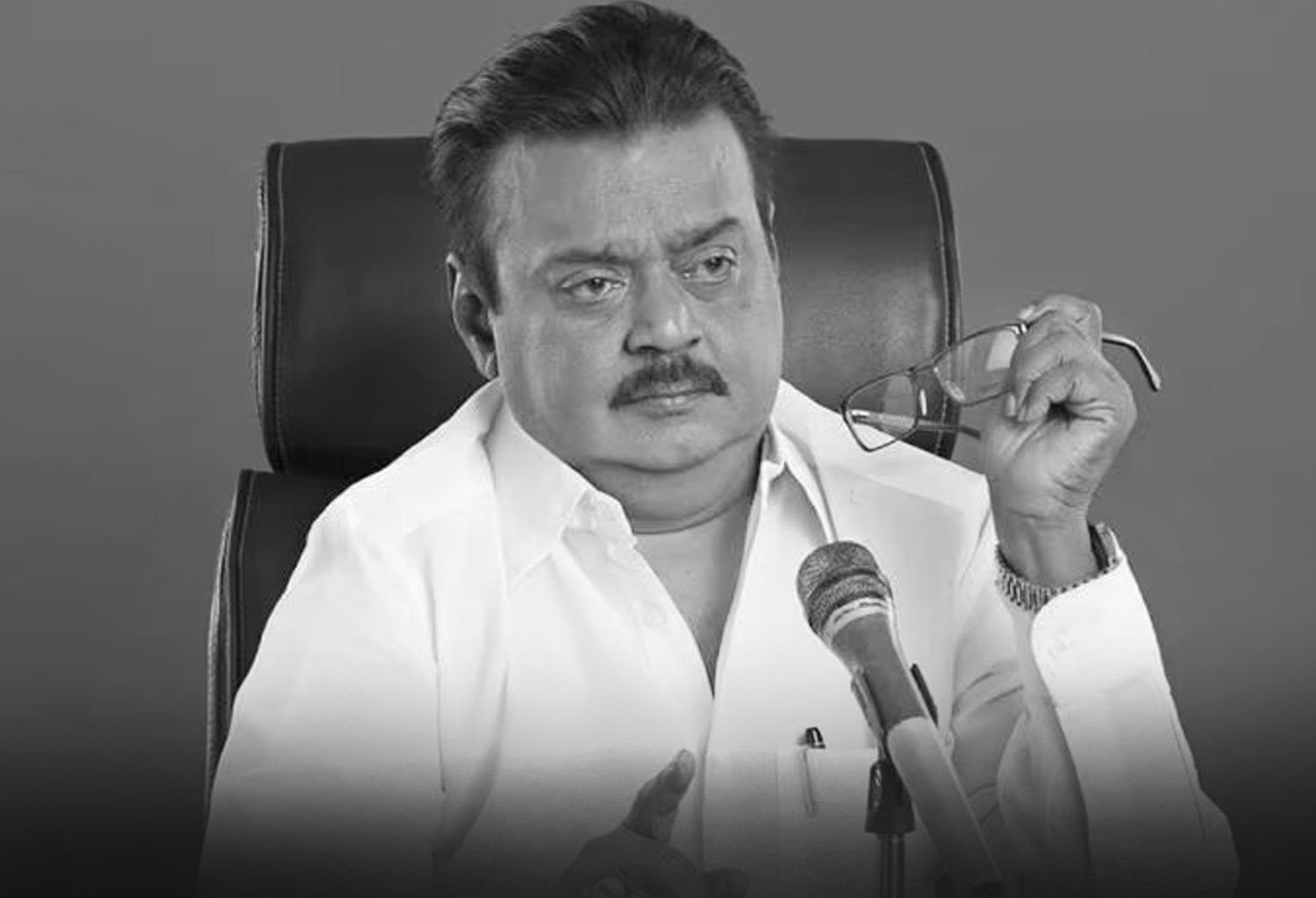 'விஜயகாந்த் மறைந்த செய்தி என் இதயத்தை ஈட்டி போல் தாக்கியது'..... டி ராஜேந்தர்!