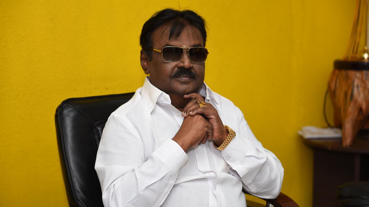 விஜயகாந்த் உடலுக்கு நடிகர் பாக்யராஜ் நேரில் சென்று அஞ்சலி!