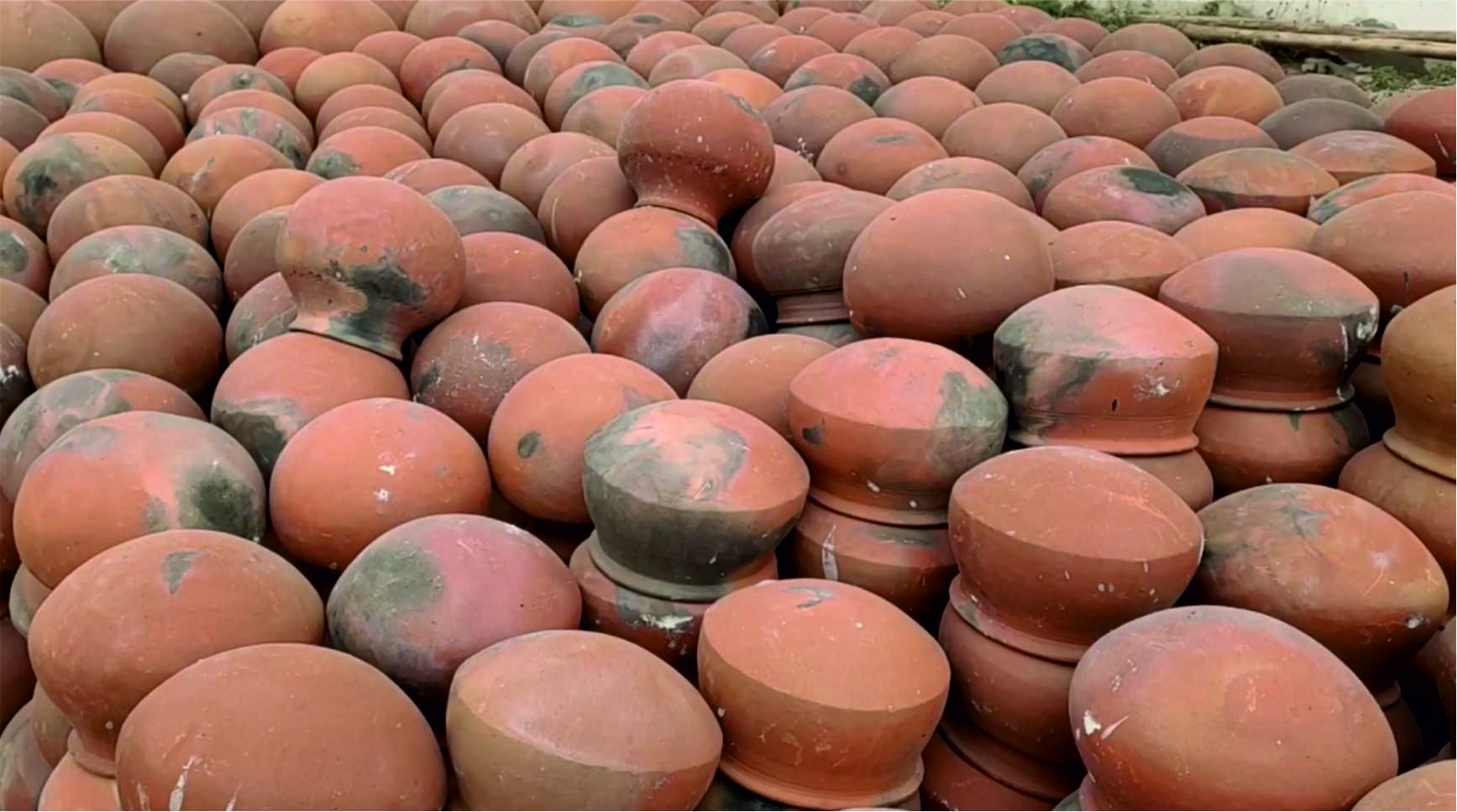 பொங்கல் பானை தயாரிக்கும் பணியில் மும்பரமாக ஈடுபட்டு வரும் மண்பாண்ட தொழிலாளர்கள்