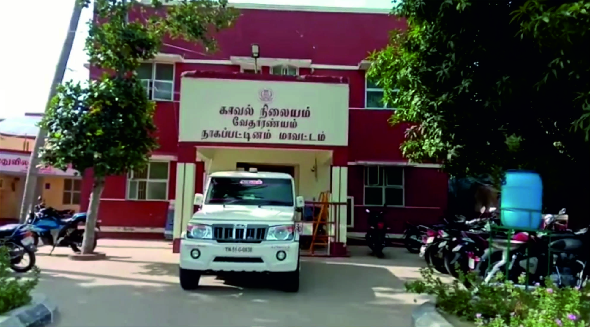 பைக் ரேஸில் ஈடுபட்ட இளைஞர்களை மன்னிப்பு கேட்க போலீசார்!