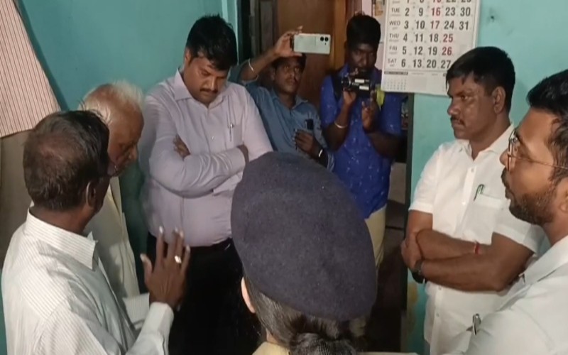 விஷவாயுத் தாக்கி மருத்துவமனையில் சிகிச்சைப் பெற்று வரும் தொழிலாளியை நேரில் சந்தித்து நலம் விசாரித்த மாவட்ட ஆட்சியர்!