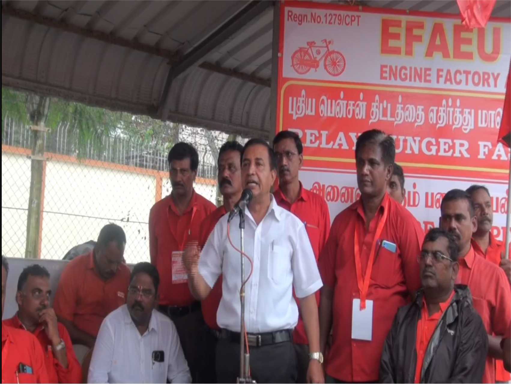 தொடர் உண்ணாவிரத போராட்டத்தில் ஈடுபட்டு வரும் மத்திய அரசு ஊழியர்கள்!