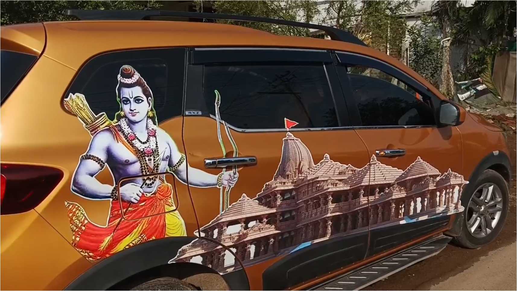 காரில் ராமர் கோவில் வடிவில் ஸ்டிக்கர் ஒட்டி கும்பாபிஷேக அழைப்பிதழ்!  