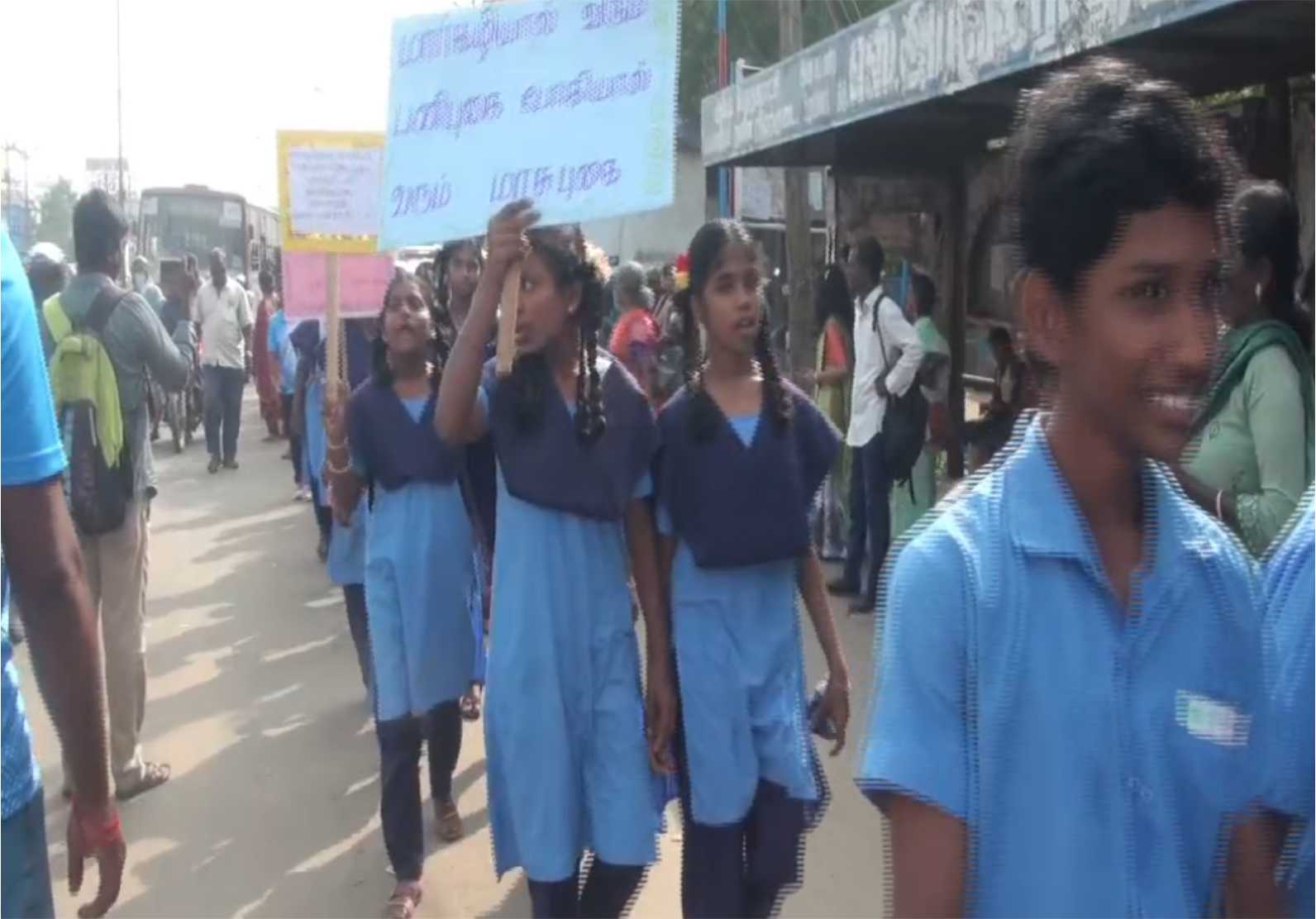 ஆவடியில் புகையில்லா போகி கொண்டாட விழிப்புணர்வு வாசகங்களுடன்  மாணவர்கள் பேரணி!