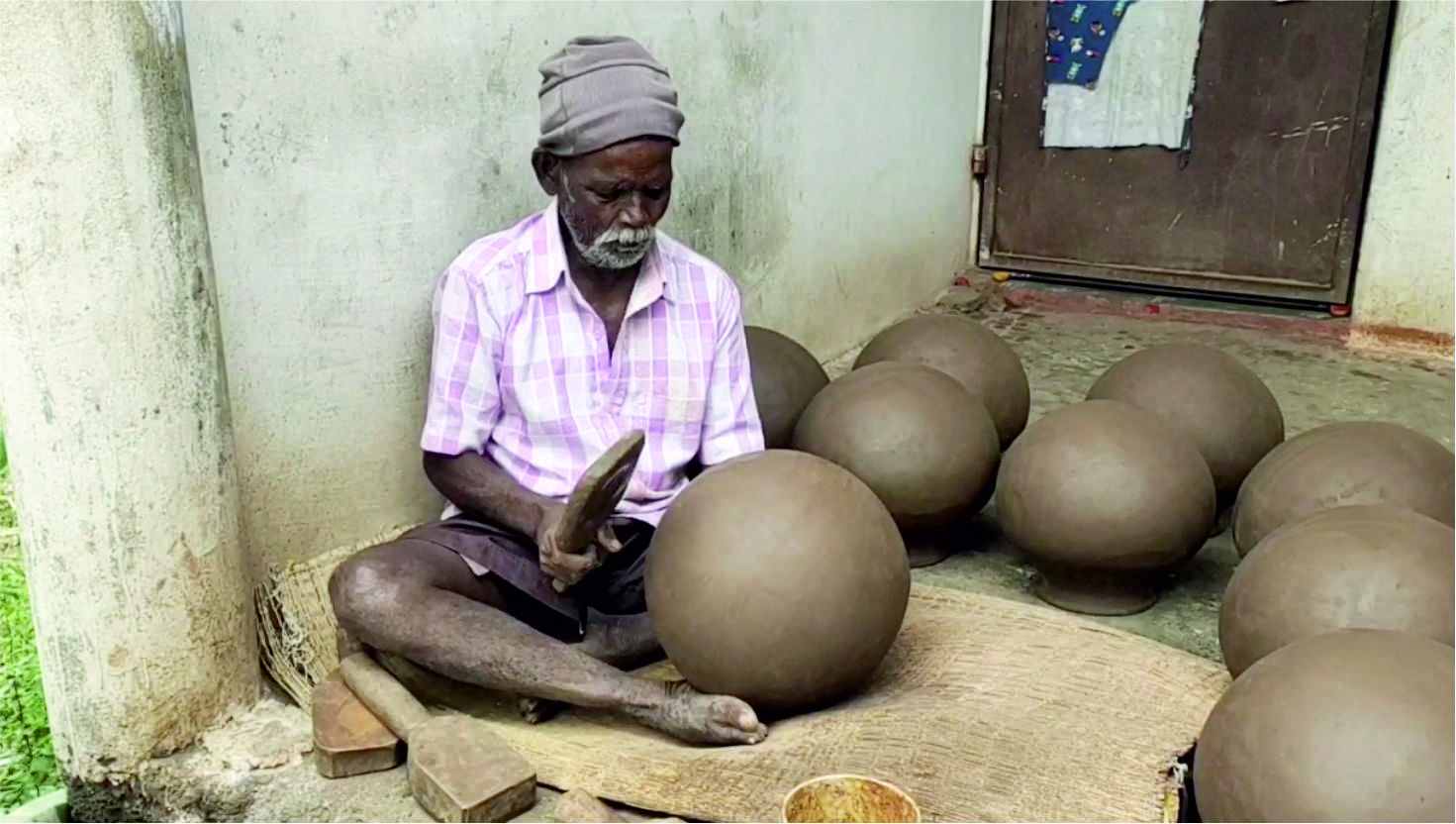 பொங்கல் பானை தயாரிக்கும் பணியில் மும்பரமாக ஈடுபட்டு வரும் மண்பாண்ட தொழிலாளர்கள்
