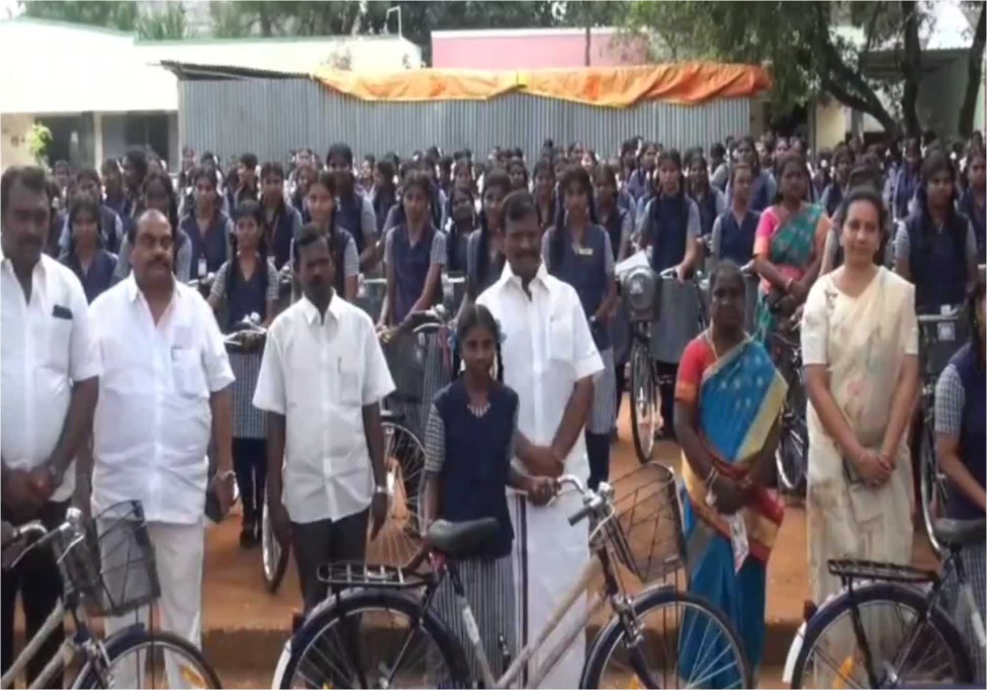 விலையில்லா மிதிவண்டிகளை சட்டமன்ற உறுப்பினர் சா.மு. நாசர் மாணவிகளுக்கு வழங்கினார்!