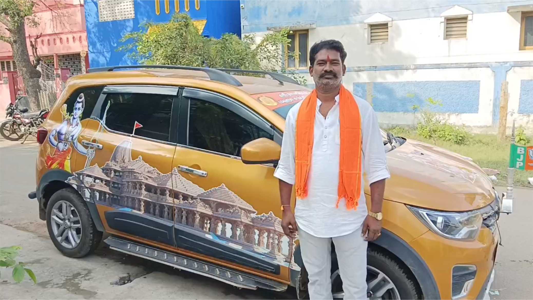 காரில் ராமர் கோவில் வடிவில் ஸ்டிக்கர் ஒட்டி கும்பாபிஷேக அழைப்பிதழ்!  