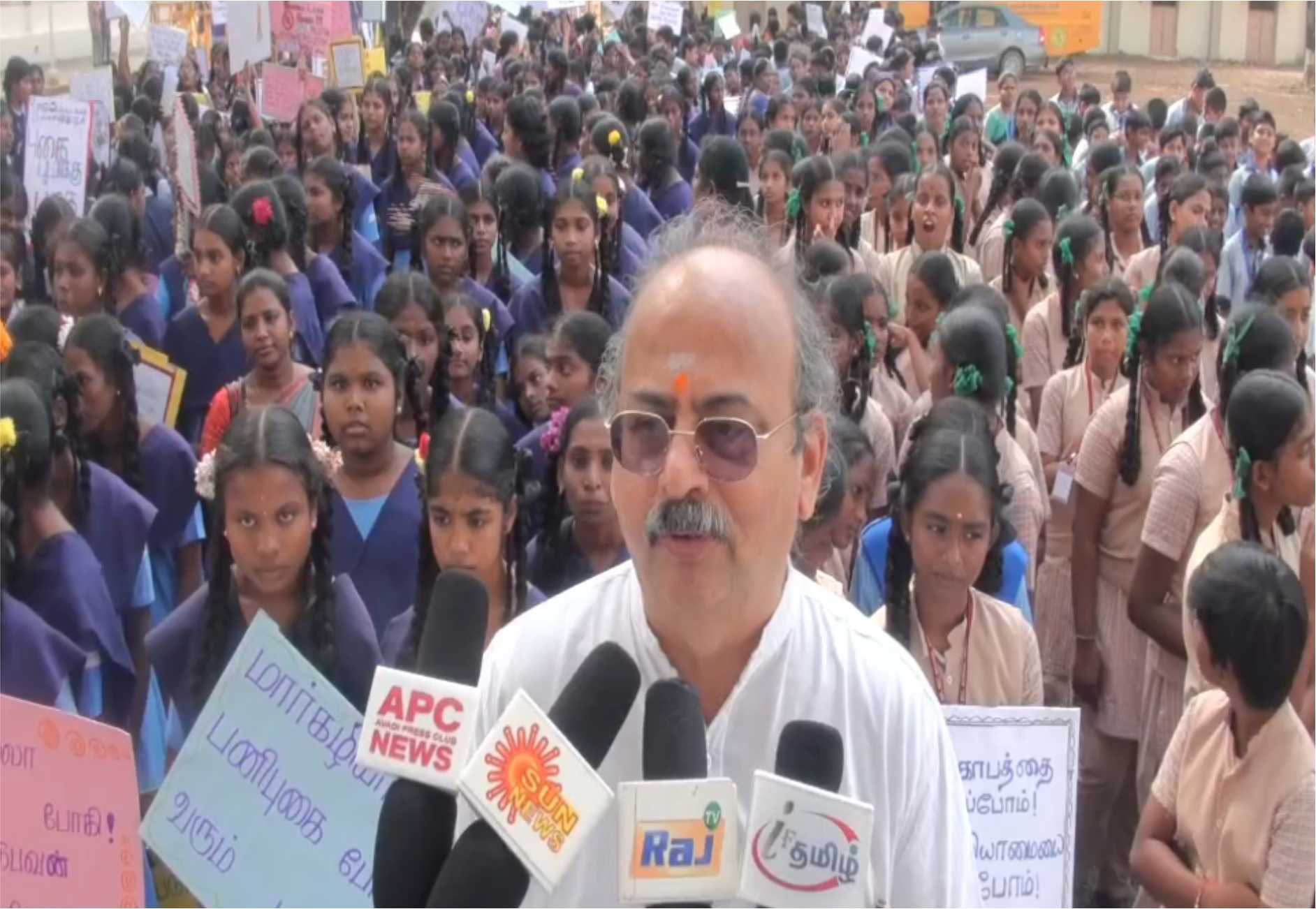 ஆவடியில் புகையில்லா போகி கொண்டாட விழிப்புணர்வு வாசகங்களுடன்  மாணவர்கள் பேரணி!