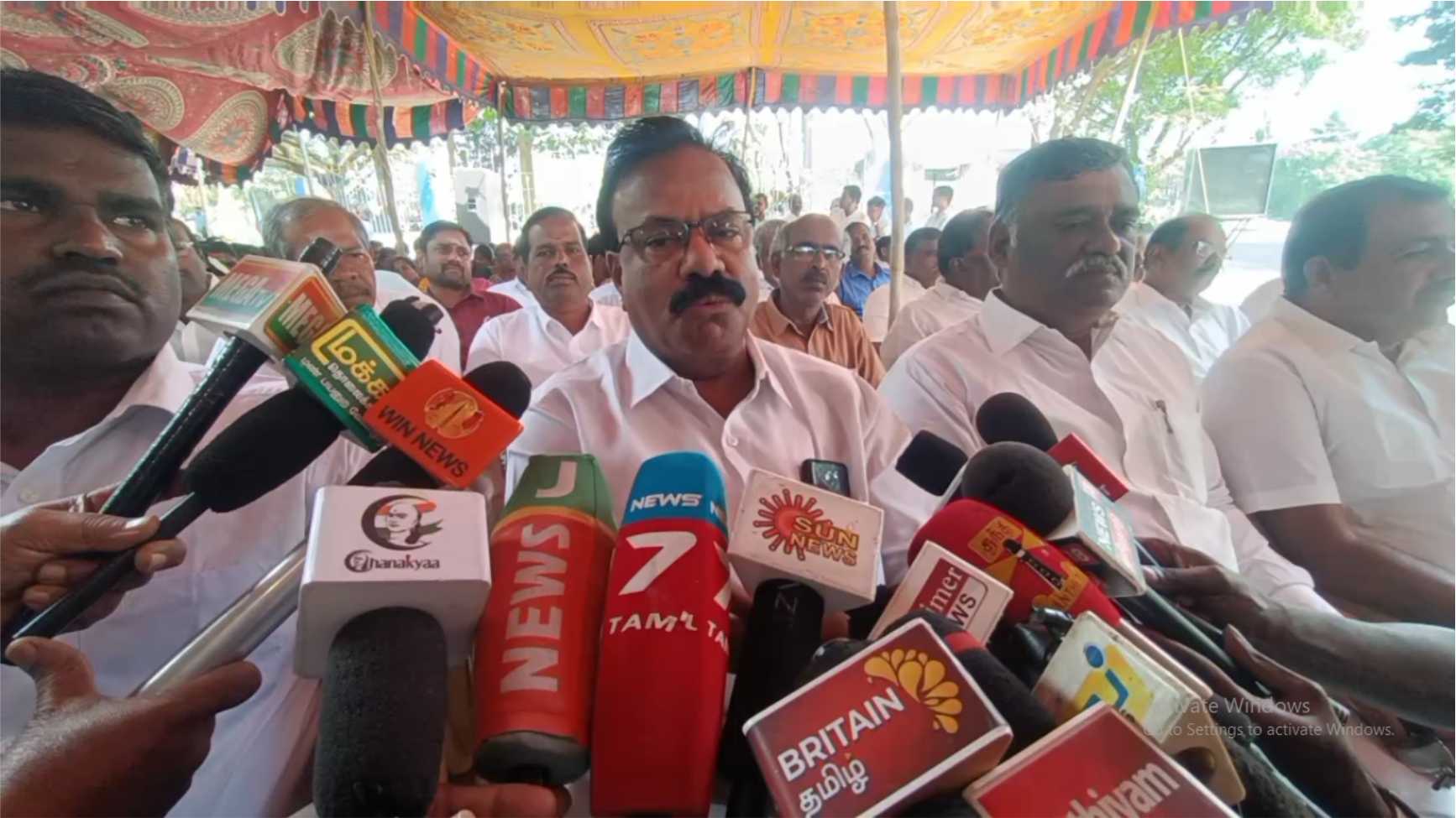 திருவாரூரில் தமிழ்நாடு தொடக்கக்கல்வி ஆசிரியர்கள் உண்ணாவிரத போராட்டம்!!