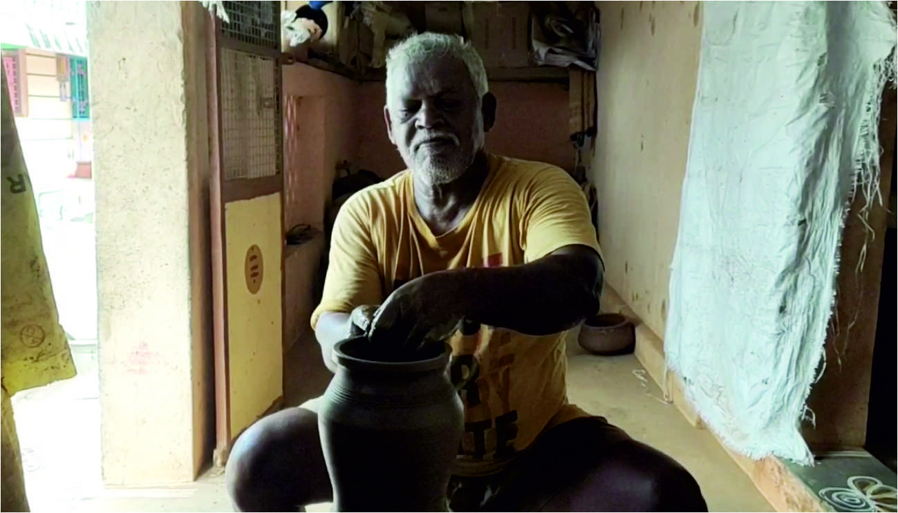 பொங்கல் பானை தயாரிக்கும் பணியில் மும்பரமாக ஈடுபட்டு வரும் மண்பாண்ட தொழிலாளர்கள்