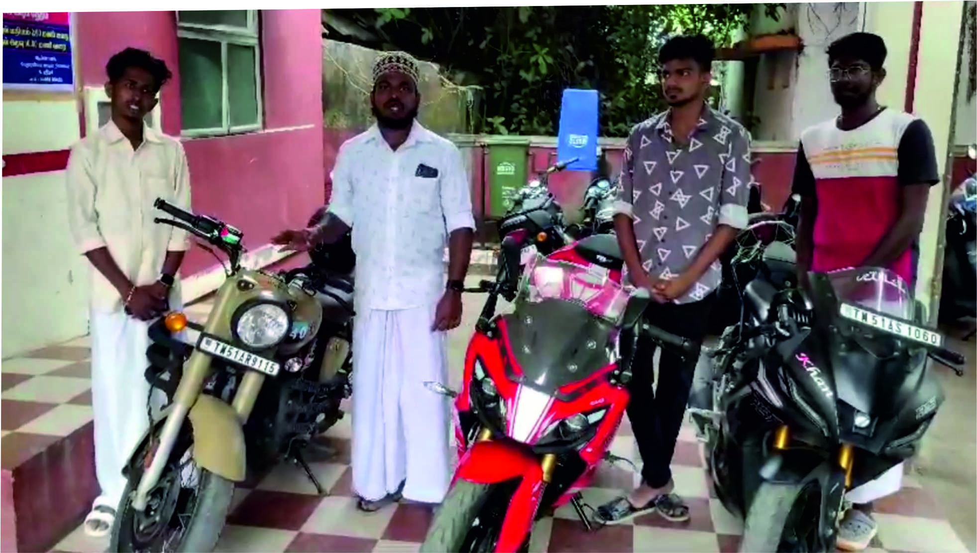 பைக் ரேஸில் ஈடுபட்ட இளைஞர்களை மன்னிப்பு கேட்க போலீசார்!