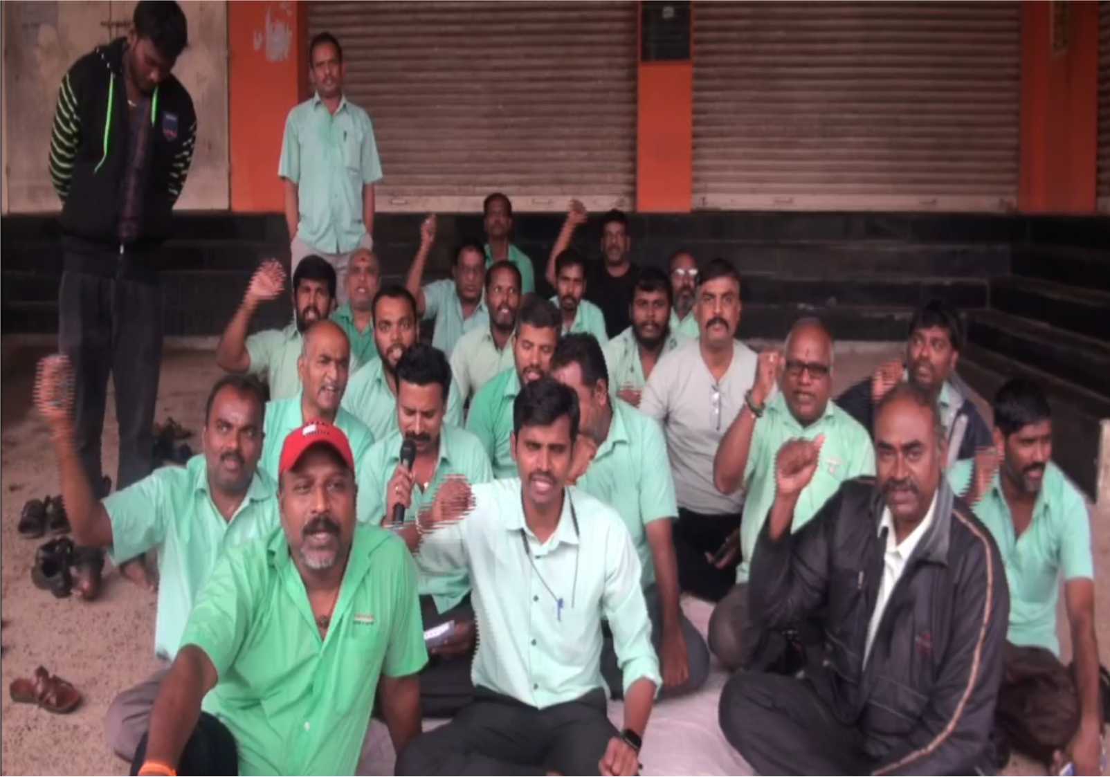 தொடர் உண்ணாவிரத போராட்டத்தில் ஈடுபட்டு வரும் மத்திய அரசு ஊழியர்கள்!