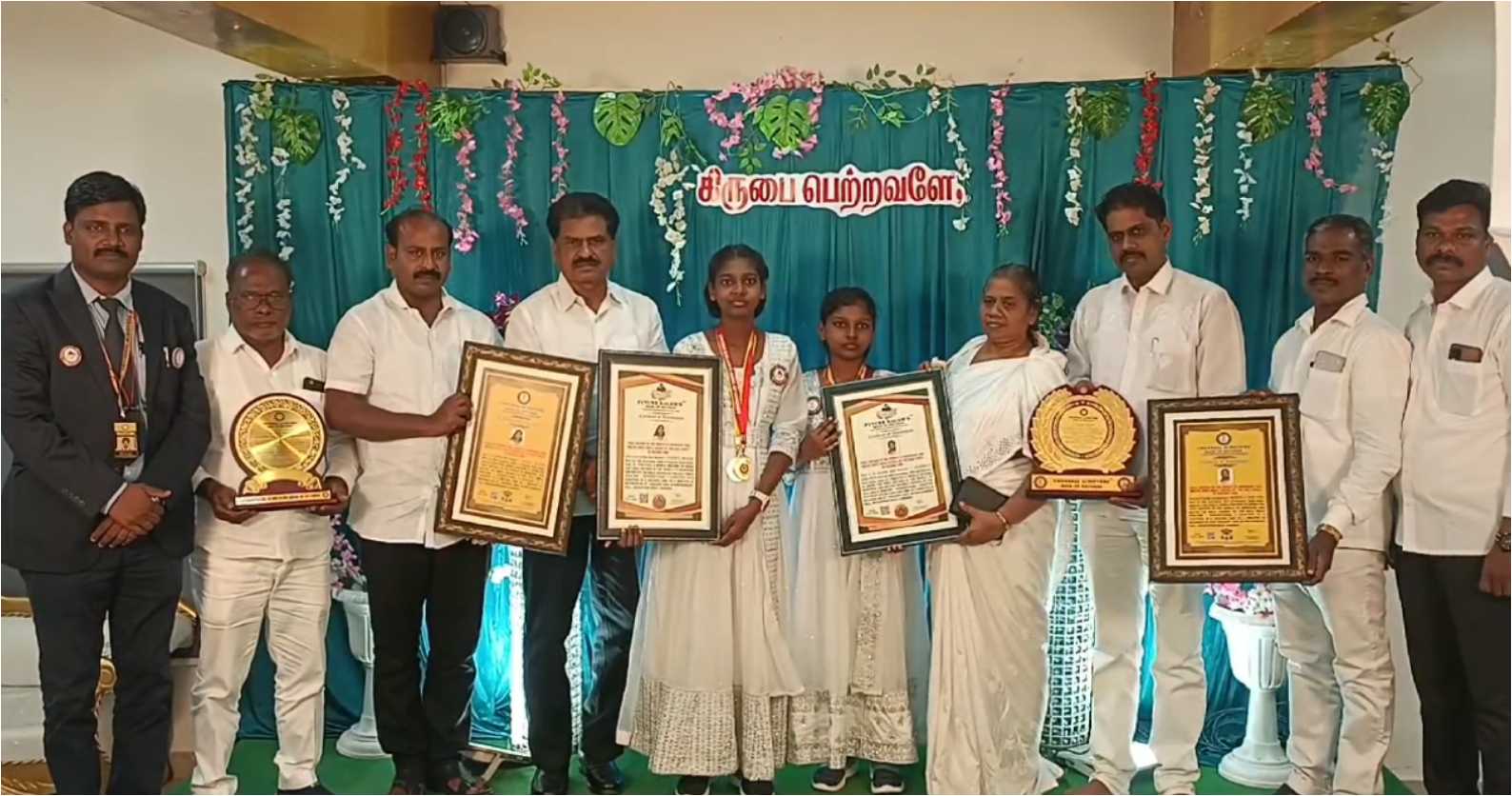 குறைந்த நேரத்தில் பைபிளில் உள்ள 100 வசனங்களை கூறி 2 சிறுமிகள் சாதனை!