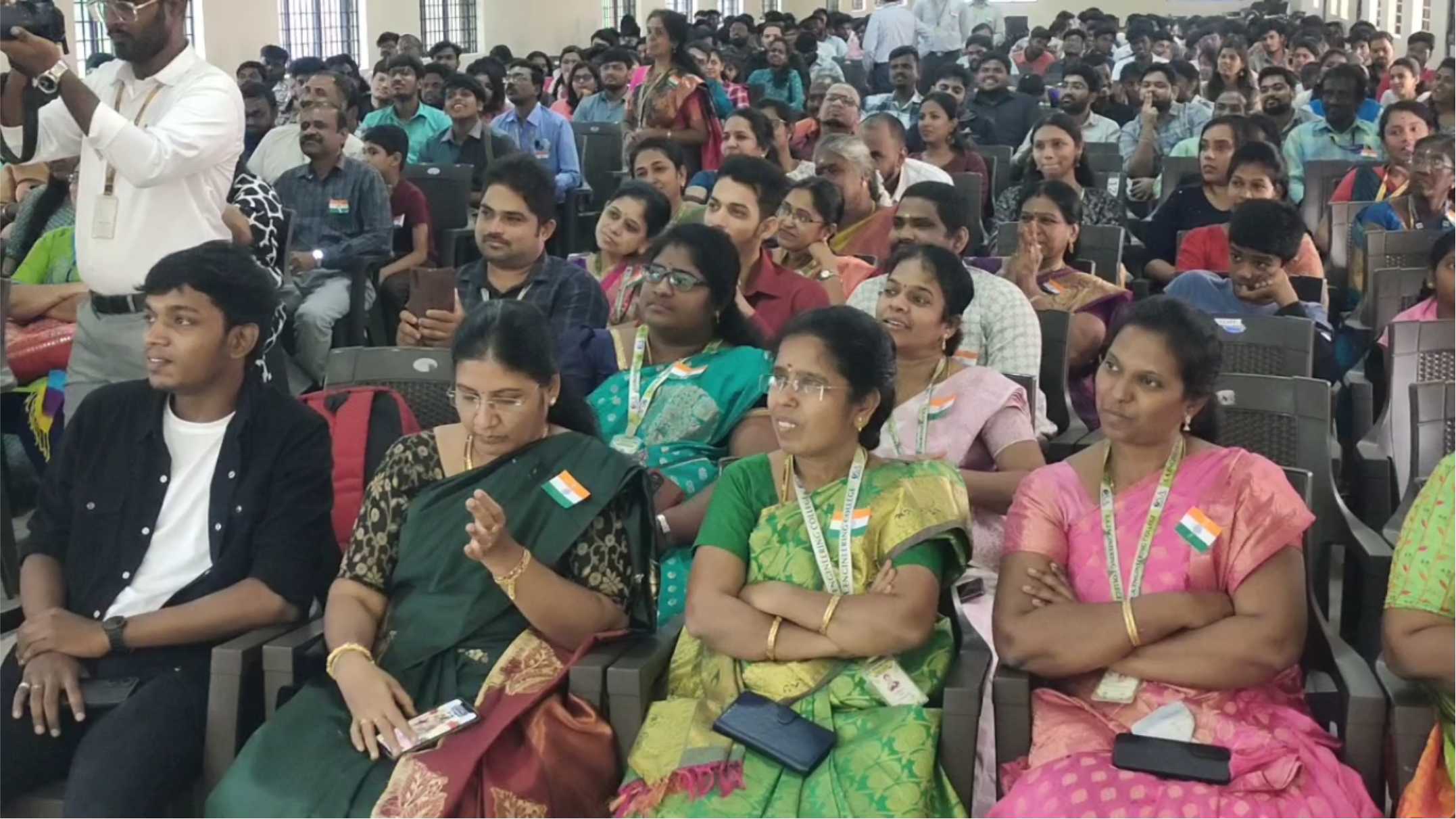 ஆவடி அருகே தனியார் கல்லூரியில் 20வது முன்னாள் மாணவர்கள் சந்திப்பு மற்றும் 75வது குடியரசு தின விழா கொண்டாடப்பட்டது.