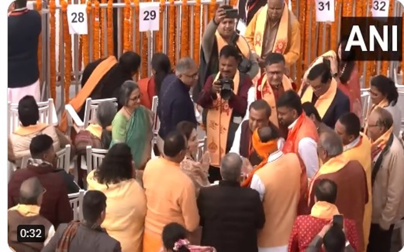 அயோத்தி ராமர் கோயில் பிரதிஷ்டை விழா... தொழிலதிபர்கள், திரைப்பிரபலங்கள் பங்கேற்பு!