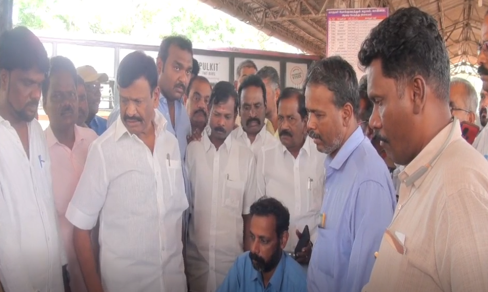 பேருந்துகள் இயங்குவதை ஆய்வு செய்த ஆவடி சட்டமன்ற உறுப்பினர் சாமு நாசர்