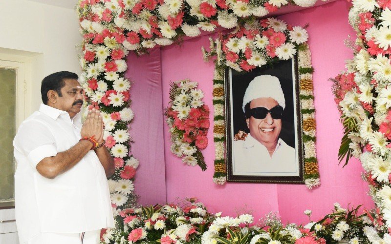 எம்.ஜி.ஆரின் சிலைக்கு மாலை அணிவித்து எடப்பாடி பழனிசாமி மரியாதை!