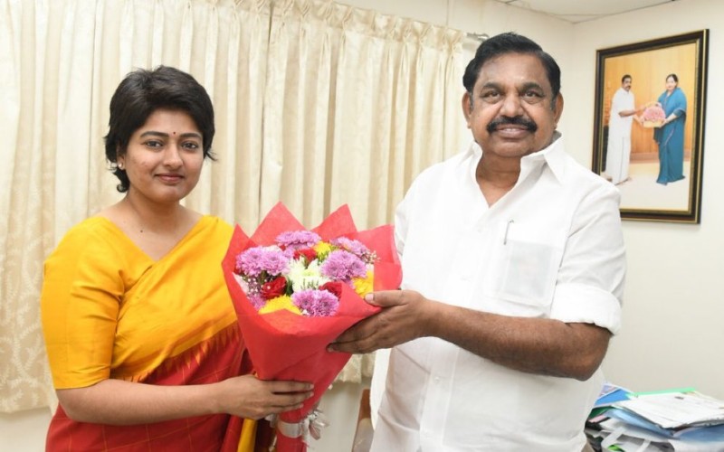 அ.தி.மு.க.வில் இணைந்தார் நடிகர் காயத்ரி ரகுராம்!