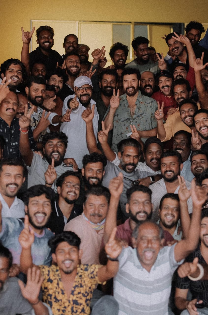 புத்தாண்டை 'டர்போ' படக்குழுவுடன் கேக் வெட்டி கொண்டாடிய மம்மூட்டி!