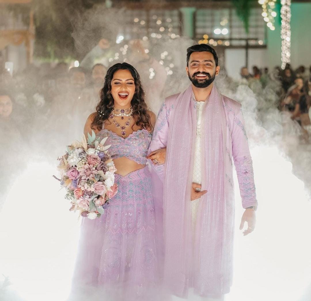 வயிற்றில் குழந்தையுடன் 'பப்'பில் ஆட்டம் போட்ட பிரபல நடிகை!