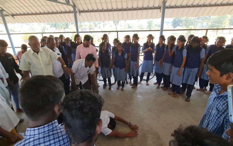 மாணவர்களின் காலில் விழுந்து மன்னிப்புக் கேட்ட எம்.எல்.ஏ.!