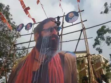 தனுஷின் கேப்டன் மில்லரை கரும்பு கொடுத்து கொண்டாடிய ரசிகர்கள்!