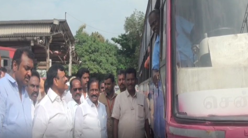 பேருந்துகள் இயங்குவதை ஆய்வு செய்த ஆவடி சட்டமன்ற உறுப்பினர் சாமு நாசர்