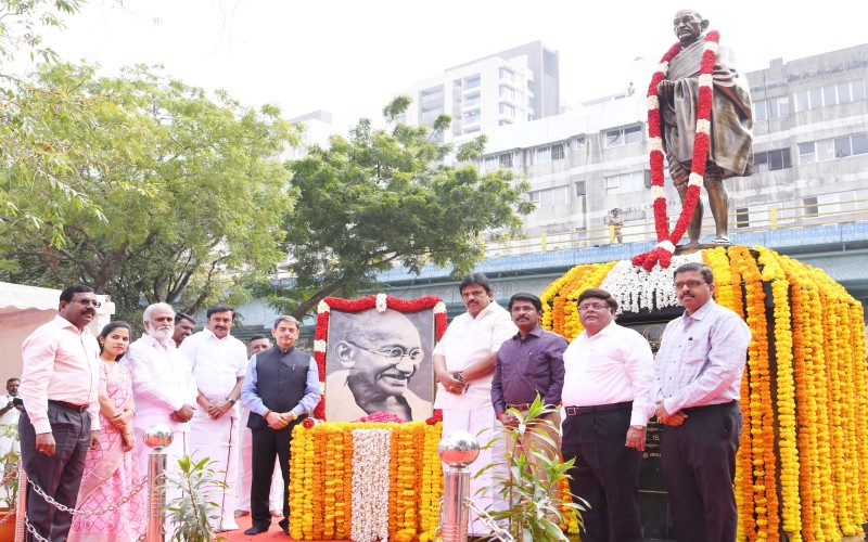 காந்தியின் திருவுருவப் படத்திற்கு ஆளுநர் ஆர்.என்.ரவி மலர்தூவி மரியாதை!
