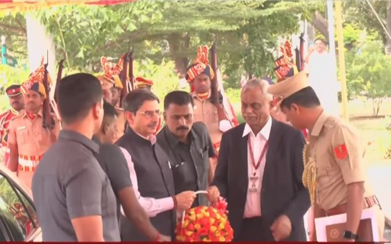 ஆளுநரை வரவேற்ற சர்ச்சைக்குரிய துணைவேந்தர்!