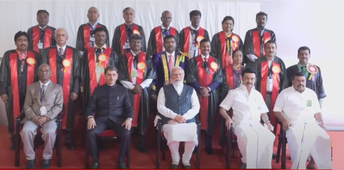 பட்டங்களைப் பெறும் மாணவர்களுடன் புகைப்படங்களை எடுத்துக் கொண்ட பிரதமர்!