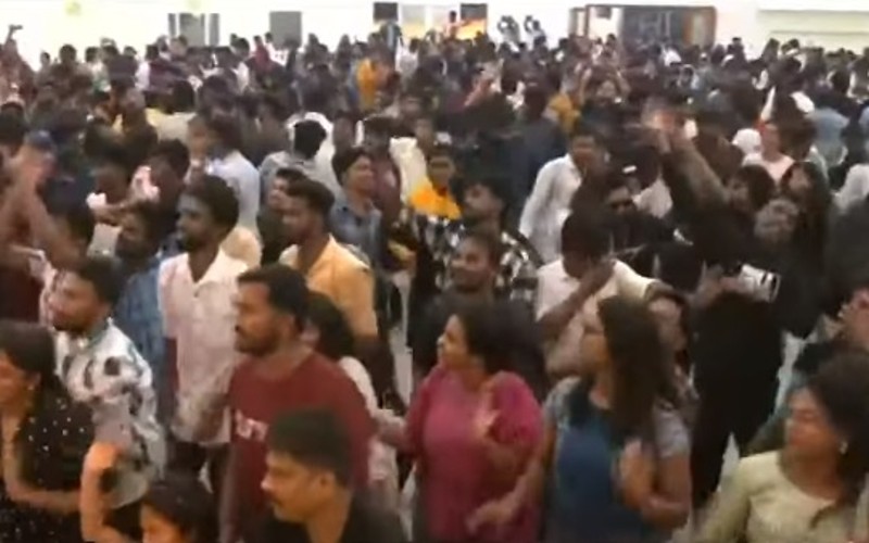 ஆட்டம், பாட்டம் என புத்தாண்டைக் கொண்டாடிய மக்கள்!