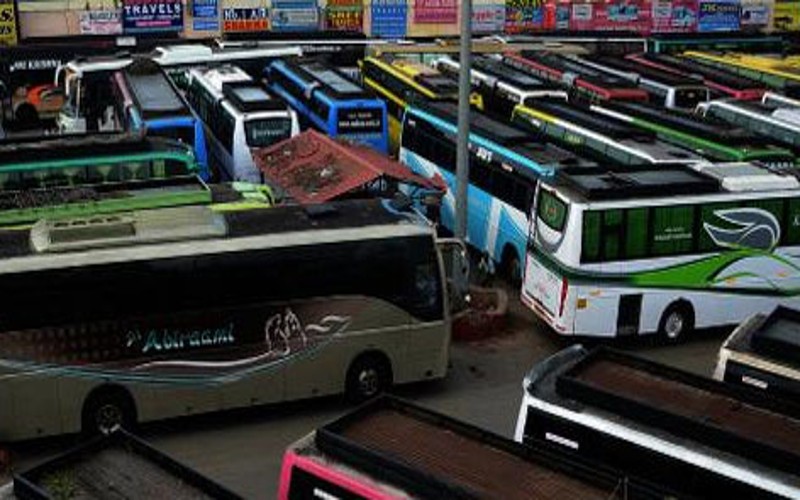 கோயம்பேடு ஆம்னி பேருந்து நிலையத்தில் தடுப்புகளை அமைத்த காவல்துறை!