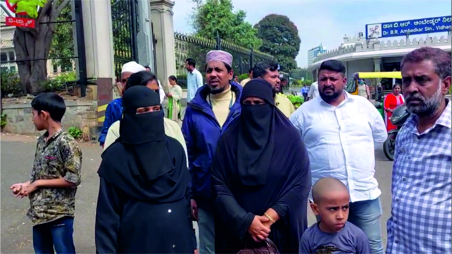 வங்கியில் கடன் வாங்கிய குடும்பத்தினர் தற்கொலை முயற்சியில் ஈடுபட்டதால் பரபரப்பு