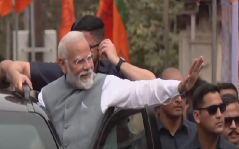 காரின் கதவைத் திறந்து நின்றபடி தொண்டர்களைப் பார்த்து கையசைத்த பிரதமர் நரேந்திர மோடி! 