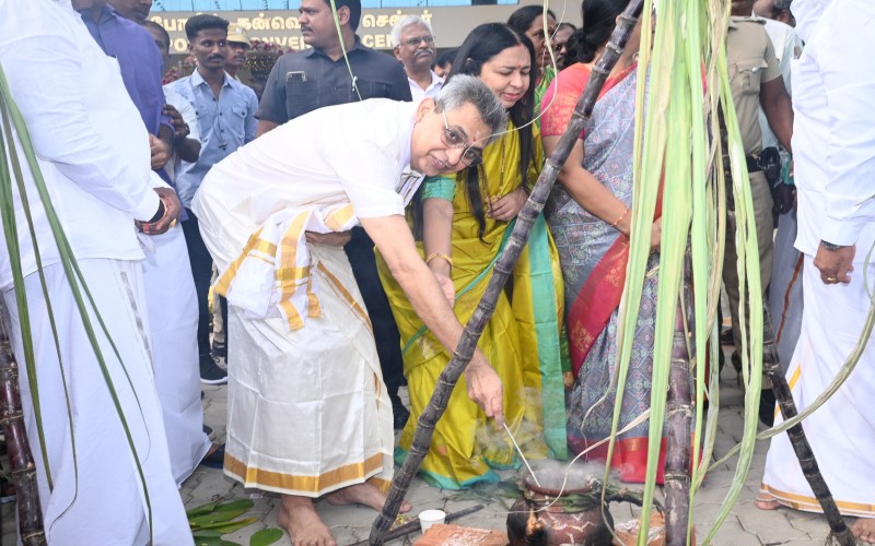 ஆவடியில் காவல் அதிகாரிகளுடன் பொங்கல் விழாவைக் கொண்டாடிய தமிழ்நாடு காவல்துறைத் தலைவர்! திருவள்ளூர் மாவட்டம், ஆவடியில் நடைபெற்ற 'சமத்துவ பொங்கல்' விழாவில் சிறப்பு விருந்தினராக தமிழ்நாடு காவல்துறைத் தலைவர் சங்கர் ஜிவால் இ.கா.ப. குடும்பத்துடன் கலந்து கொண்டார். ஆவடி காவல் அணையாளர் சங்கர் தலைமையில் நடைபெற்ற பொங்கல் விழாவில், கூடுதல் காவல் ஆணையாளர் ராஜேந்திரன் இ.கா.ப., ஆவடி காவல் ஆணையரகத்தின் அனைத்து காவல் அதிகாரிகளும் குடும்பத்துடன் கலந்துக் கொண்டனர். குத்துவிளக்கேற்றி பொங்கல் விழாவைத் தொடங்கி வைத்த தமிழ்நாடு காவல்துறைத் தலைவர் சங்கர் ஜிவால் இ.கா.ப., பொங்கல் வைத்து, விழாவில் கலந்து கொண்ட அனைவருக்கும் இனிய பொங்கல் திருநாள் வாழ்த்துகளைத் தெரிவித்துக் கொண்டார். சமத்துவ பொங்கல் விழாவில் கரகாட்டம், செண்டா மேளம், தாரைதப்பட்டை, கயிறு இழுக்கும் போட்டி, இன்னிசை நிகழ்ச்சி மற்றும் Slow Cycle Race ஆகிய விளையாட்டுப் போட்டிகள் நடைபெற்றது. இவ்விளையாட்டு போட்டிகளில் காவல்துறையினர் மட்டுமின்றி, அவர்களது குடும்பத்தினரும் கலந்து கொண்டனர். குறிப்பாக, தமிழர்களின் பாரம்பரியத்தைப் பறைச்சாற்றும் வகையில், தமிழ்நாடு காவல்துறைத் தலைவர் மட்டுமின்றி காவலர்கள், காவல்துறை உயரதிகாரிகள் அனைவரும் வேட்டி, சட்டை அணிந்து பொங்கல் விழாவில் கலந்து கொண்டனர்.