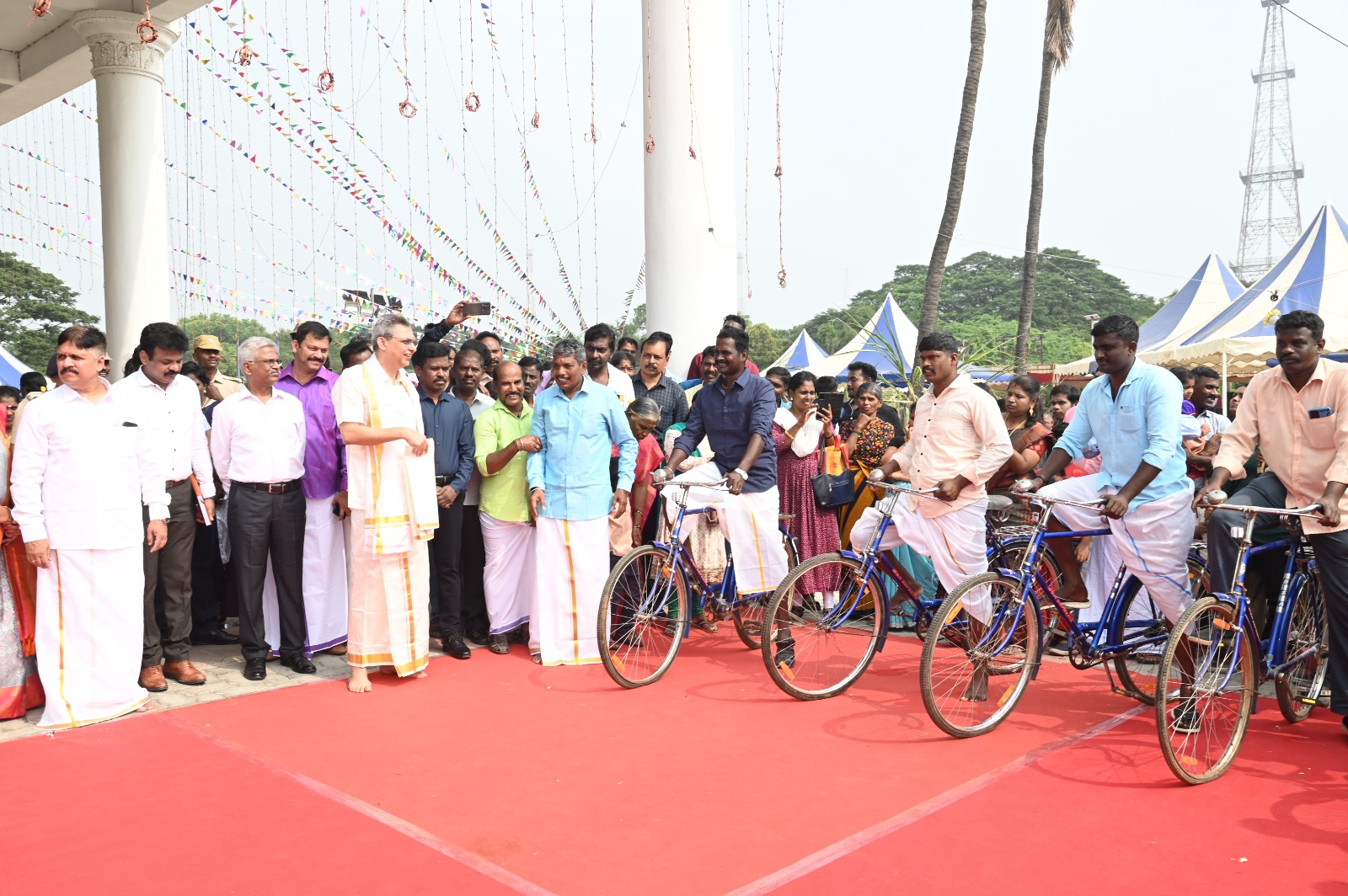 ஆவடியில் காவல் அதிகாரிகளுடன் பொங்கல் விழாவைக் கொண்டாடிய தமிழ்நாடு காவல்துறைத் தலைவர்! திருவள்ளூர் மாவட்டம், ஆவடியில் நடைபெற்ற 'சமத்துவ பொங்கல்' விழாவில் சிறப்பு விருந்தினராக தமிழ்நாடு காவல்துறைத் தலைவர் சங்கர் ஜிவால் இ.கா.ப. குடும்பத்துடன் கலந்து கொண்டார். ஆவடி காவல் அணையாளர் சங்கர் தலைமையில் நடைபெற்ற பொங்கல் விழாவில், கூடுதல் காவல் ஆணையாளர் ராஜேந்திரன் இ.கா.ப., ஆவடி காவல் ஆணையரகத்தின் அனைத்து காவல் அதிகாரிகளும் குடும்பத்துடன் கலந்துக் கொண்டனர். குத்துவிளக்கேற்றி பொங்கல் விழாவைத் தொடங்கி வைத்த தமிழ்நாடு காவல்துறைத் தலைவர் சங்கர் ஜிவால் இ.கா.ப., பொங்கல் வைத்து, விழாவில் கலந்து கொண்ட அனைவருக்கும் இனிய பொங்கல் திருநாள் வாழ்த்துகளைத் தெரிவித்துக் கொண்டார். சமத்துவ பொங்கல் விழாவில் கரகாட்டம், செண்டா மேளம், தாரைதப்பட்டை, கயிறு இழுக்கும் போட்டி, இன்னிசை நிகழ்ச்சி மற்றும் Slow Cycle Race ஆகிய விளையாட்டுப் போட்டிகள் நடைபெற்றது. இவ்விளையாட்டு போட்டிகளில் காவல்துறையினர் மட்டுமின்றி, அவர்களது குடும்பத்தினரும் கலந்து கொண்டனர். குறிப்பாக, தமிழர்களின் பாரம்பரியத்தைப் பறைச்சாற்றும் வகையில், தமிழ்நாடு காவல்துறைத் தலைவர் மட்டுமின்றி காவலர்கள், காவல்துறை உயரதிகாரிகள் அனைவரும் வேட்டி, சட்டை அணிந்து பொங்கல் விழாவில் கலந்து கொண்டனர்.