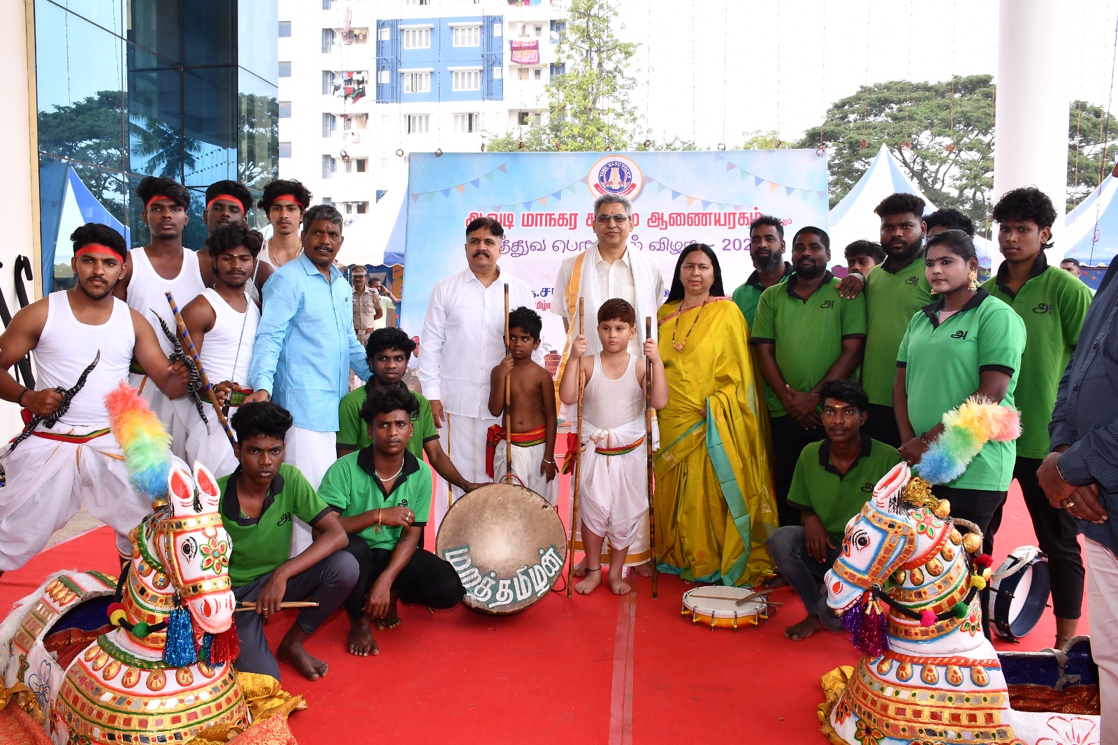 ஆவடியில் காவல் அதிகாரிகளுடன் பொங்கல் விழாவைக் கொண்டாடிய தமிழ்நாடு காவல்துறைத் தலைவர்! திருவள்ளூர் மாவட்டம், ஆவடியில் நடைபெற்ற 'சமத்துவ பொங்கல்' விழாவில் சிறப்பு விருந்தினராக தமிழ்நாடு காவல்துறைத் தலைவர் சங்கர் ஜிவால் இ.கா.ப. குடும்பத்துடன் கலந்து கொண்டார். ஆவடி காவல் அணையாளர் சங்கர் தலைமையில் நடைபெற்ற பொங்கல் விழாவில், கூடுதல் காவல் ஆணையாளர் ராஜேந்திரன் இ.கா.ப., ஆவடி காவல் ஆணையரகத்தின் அனைத்து காவல் அதிகாரிகளும் குடும்பத்துடன் கலந்துக் கொண்டனர். குத்துவிளக்கேற்றி பொங்கல் விழாவைத் தொடங்கி வைத்த தமிழ்நாடு காவல்துறைத் தலைவர் சங்கர் ஜிவால் இ.கா.ப., பொங்கல் வைத்து, விழாவில் கலந்து கொண்ட அனைவருக்கும் இனிய பொங்கல் திருநாள் வாழ்த்துகளைத் தெரிவித்துக் கொண்டார். சமத்துவ பொங்கல் விழாவில் கரகாட்டம், செண்டா மேளம், தாரைதப்பட்டை, கயிறு இழுக்கும் போட்டி, இன்னிசை நிகழ்ச்சி மற்றும் Slow Cycle Race ஆகிய விளையாட்டுப் போட்டிகள் நடைபெற்றது. இவ்விளையாட்டு போட்டிகளில் காவல்துறையினர் மட்டுமின்றி, அவர்களது குடும்பத்தினரும் கலந்து கொண்டனர். குறிப்பாக, தமிழர்களின் பாரம்பரியத்தைப் பறைச்சாற்றும் வகையில், தமிழ்நாடு காவல்துறைத் தலைவர் மட்டுமின்றி காவலர்கள், காவல்துறை உயரதிகாரிகள் அனைவரும் வேட்டி, சட்டை அணிந்து பொங்கல் விழாவில் கலந்து கொண்டனர்.