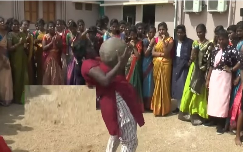 50 கிலோ எடைக் கொண்ட இளவட்டக் கல்லைத் தூக்கி அசத்திய கல்லூரி மாணவி!