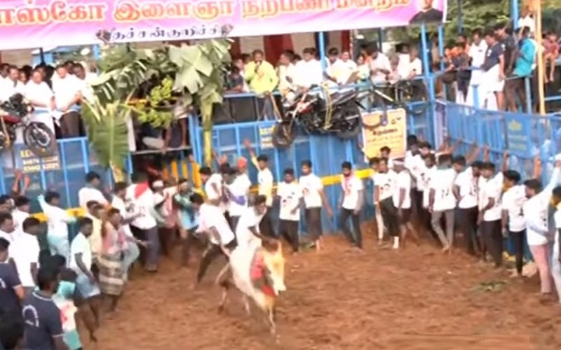 வாடிவாசலில் இருந்து சீறிப்பாயும் காளைகள்...தச்சன்குறிச்சி ஜல்லிக்கட்டு போட்டி தொடங்கியது!