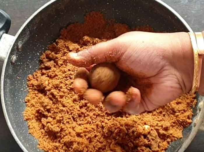 உடலுக்கு வலிமை தரும் உளுந்து லட்டு செய்வது எப்படி?