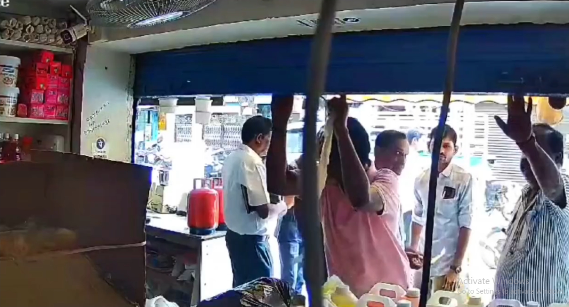 லஞ்சம் கொடுக்காததால் வருவாய் துறை அதிகாரிகள் கடைக்கு சீல்!