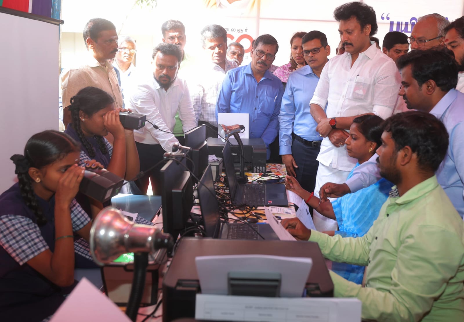 பள்ளிகளிலேயே ஆதார் பதிவு செய்யும் சிறப்பு முகாம் தொடக்கம்!
