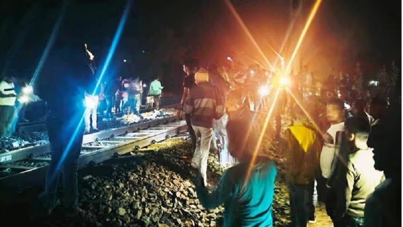 நடைமேடைக்கு பதிலாக தண்டவாளத்தில் பயணிகள் இறங்கியதால் விபத்து!