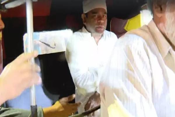 சென்னை அண்ணா சாலை தர்காவிற்கு ஆட்டோவில் கிளம்பிச் சென்ற ஏ ஆர் ரகுமான்!