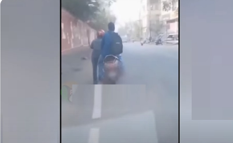 பெட்ரோல் தீர்ந்ததால் பயணியுடன் தள்ளி சென்ற ஓட்டுநர்!